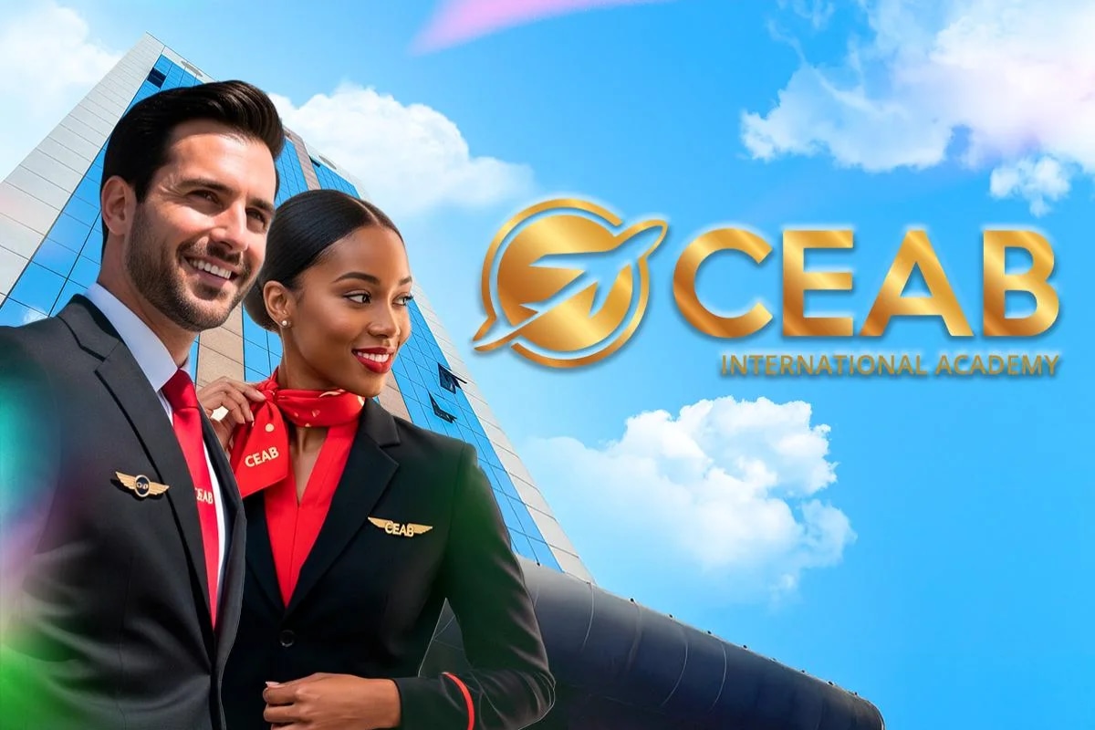 Formação de comissários de bordo do CEAB com instrutores em uniforme profissional e identidade visual institucional.